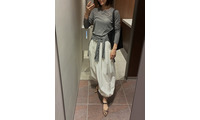 軽やかな【GU】シアートップスは今の季節にちょうどいい着心地。×ボリューム白パンツで魅せる美シルエットの着こなし【40代の毎日コーデ】 画像