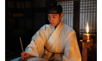 『王と生きる男』パク・ジフン演じる悲劇の若き王、それを取り巻く者たちの場面写真解禁 画像