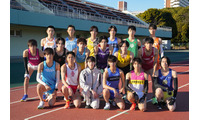 小林虎之介・菅生新樹・庄司浩平ら、学生キャスト18人勢ぞろい写真が初解禁 陸上競技場トラックに集結【俺たちの箱根駅伝】 画像