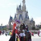 ディズニー入園緩和で黒字転換 画像