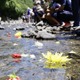 川に花流し、犠牲者悼む 画像