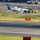 福岡空港で小型機パンク 画像