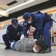 万博見据え電車内襲撃想定し訓練 画像