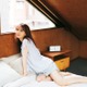 乃木坂46佐藤楓、ショートパンツで美脚スラリ 大人の魅力溢れるグラビア披露 画像