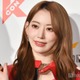LE SSERAFIM・SAKURA、NY観光でのミニ丈ワンピ姿公開 ほっそり美脚に「スタイル良すぎ」「憧れる」の声 画像