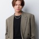 平野紫耀、エッフェル塔前でのオフショットが話題「圧倒的存在感」「端正な横顔」 画像