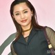 高橋メアリージュン、ビーチで胸元ざっくり＆美脚披露「マーメイドみたい」の声 画像