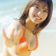 まるぴ、美ボディ際立つ水着姿 爽やかな沖縄グラビアで「週刊FLASH」初表紙 画像