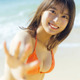 注目の“バスケ美女”まるぴ、ヘルシー美ボディ際立つ水着姿を披露！沖縄の海で爽やかな魅力全開 画像