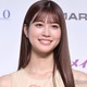 生見愛瑠、美肩＆背中ざっくりドレス姿「大人っぽくて素敵」「肌透き通ってる」と話題 画像