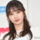 乃木坂46与田祐希、キャミソール姿で上目遣い “彼女感”溢れるショットに「あざとい」「悶絶級の可愛さ」の声 画像