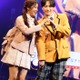 カップルYouTuberむっかなチャンネル、かなが美脚披露 腕組みラブラブランウェイ【学生ランウェイ2024AW】 画像