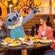 ディズニーアンバサダーホテル「シェフ・ミッキー」がハワイアン仕様に！“宿泊者限定”朝食にスティッチも登場 画像