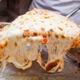 人気ピッツェリア「スポンティーニ」新宿に誕生 カリフワ生地×トロトロチーズの揚げ焼きピザ 画像