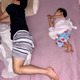 おばたのお兄さん、1歳息子との“シンクロ寝相”SHOTに反響「微笑ましい」「なんでこんなに似ちゃうんですかね」 画像