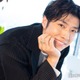 「バチェラー4」黄皓、妻とお揃いコーデ 手繋ぎショットに反響「2人ともスタイル抜群」「仲良しで微笑ましい」 画像