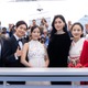 広瀬すず、10年ぶり「カンヌ国際映画祭」ヴィトンの白ドレス姿で登場 呼びかけに笑顔で応える【遠い山なみの光】 画像