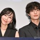 「魔物（마물）」あやめ（麻生久美子）＆凍也（塩野瑛久）が密着 オフショットに反響「美男美女」「本当のカップルのよう」 画像