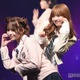 「今日好き」早坂ゆう、双子の妹・あいにハグ 色違い制服で美脚披露【GAKUSEI RUNWAY 2025 SUMMER】 画像