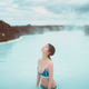 長濱ねる、ほっそり美ボディ際立つ水着姿を披露！アイスランドの「ブルーラグーン」で開放的に 画像