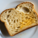 【海外で…】朝食に”パン”を食べようとすると…次の瞬間、現地の人が”日本の食材”を塗ってきて「オーマイガー」 画像