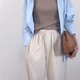 色と素材が涼感見えの決め手。フォロワー23万人以上大人気インフルエンサーの抜け感きれいめスタイル 画像