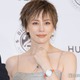 米倉涼子、大胆スリットから美脚全開 50歳は節目の年「努力と挑戦はし続けていきたい」 画像