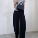 脚のラインを拾わない「カーブパンツ」でスタイルアップ。品よくルーズな大人の着こなし方【40代の毎日コーデ】 画像