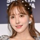 三上悠亜、ミニ丈トップスでほっそりウエストのぞく「スタイル抜群」「可愛すぎ」の声 画像