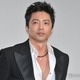 大沢たかお、ハーフパンツ姿のオフショットに反響「彼氏感ありすぎて悶絶」「足の筋肉に釘づけ」 画像