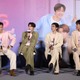 Snow Man向井康二、号泣する共演者に寄り添う タイの会場から歓声飛ぶ【Dating Game～口説いてもいいですか、ボス！？～】 画像