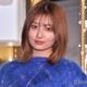 吉川愛、ミニスカスーツで美脚際立つ「PJ ～航空救難団～」家族ショットに反響 画像