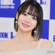 岡田紗佳、“超ミニ”から大胆美脚スラリ 始球式オフショットに「スタイル抜群」「すごい体勢」と反響 画像