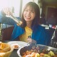 長濱ねる、2nd写真集先行カット第8弾解禁 料理を前に幸せそうな笑顔 画像