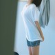 日向坂46富田鈴花、ベッドルームでの白T✕濡れ髪姿 写真集先行カット第6弾解禁 画像