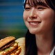櫻坂46守屋麗奈「マクドナルド」新CM出演で“ビッグスマイル” 1980年代の人気アニメも登場 画像