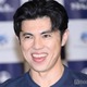 小島よしお「鬼滅の刃」コスプレで期日前投票へ「完成度高い」「目立って仕方ない」と反響 画像