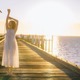日向坂46富田鈴花、夕陽に溶ける純白ワンピース姿 1st写真集先行カット解禁【鈴花サーキット】 画像