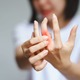 最近「指が痛む」と思っていたら、包丁を取り落とすほどに悪化して。10年以上手指の痛みに悩んだ女性がたどった治療法の数々とは 画像