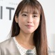 岡副麻希、美背中ざっくり水着姿 娘とのプール満喫ショットに反響「スタイル良すぎ」「健康的」 画像