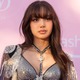 BLACKPINKリサ、全身赤の大胆衣装姿で美脚全開「セクシー」「憧れのプロポーション」と反響 画像