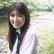 乃木坂46小川彩、夏の川辺をバックに自然体な笑顔がキラリ！透明感あふれる制服SHOT公開 画像