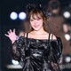 YouTuberになに、赤ノースリーブドレス姿で美肌全開「色っぽい」「腕細くて綺麗」 画像