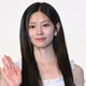 IZ*ONE出身キム・ミンジュ、久々日本イベント登場も”ハプニング” ミニ丈クラシカルワンピでスラリ美脚披露【君の声を聴かせて】 画像