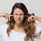 「テレビの音がつらい」家族にも理解されない“感覚過敏”、これも更年期症状なの？ 画像
