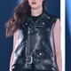 せいら、レザーベスト×シースルースカートのトレンドスタイルで美脚際立つ【TGC2025A/W】 画像