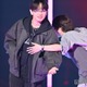 宮世琉弥、メガネ×オールブラックでクールなムード 山下幸輝とハイタッチで会場沸かす【TGC2025A/W】 画像