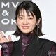 元乃木坂46若月佑美、制服姿で美脚披露「ギャルみあるちょい懐かしい女子高生」 画像