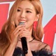 BLACKPINKロゼ、縦線際立つ美背中披露「二度見した」「引き締まってて綺麗」 画像