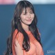 鈴木ゆうか、美背中ざっくりワンピ姿披露 「スタイル良い」「見返り美人」と話題 画像